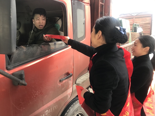 圖為志愿者分發宣傳單 陳瑩攝=_副本.jpg